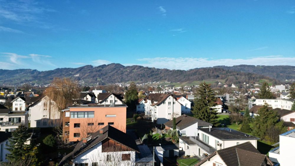 Weitsicht aus sonniger 3.5 Zimmer Attika Wohnung mit Dachterrasse - Bild 8