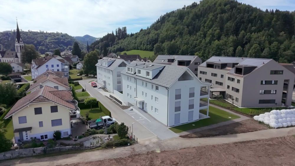 Modernes Wohnerlebnis umgeben von grüner Landschaft - Stand 18.07.2025