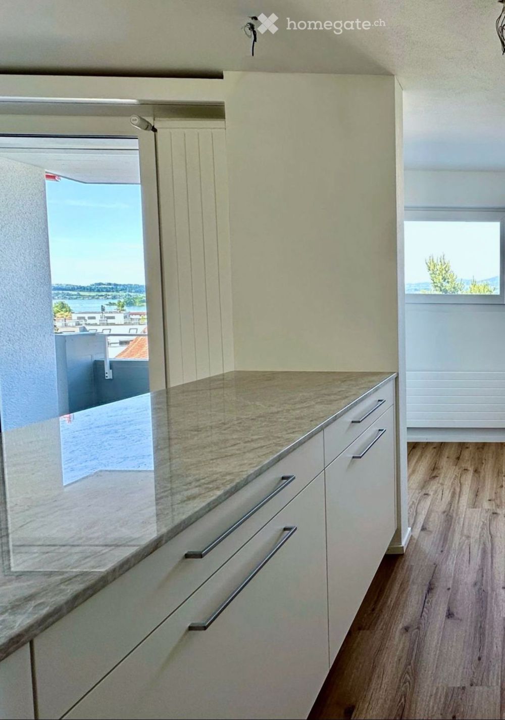 Mitten im Zentrum – erhöht gelegen, mit Seesicht, Weitblick und komplett neu saniert. - Bild 4