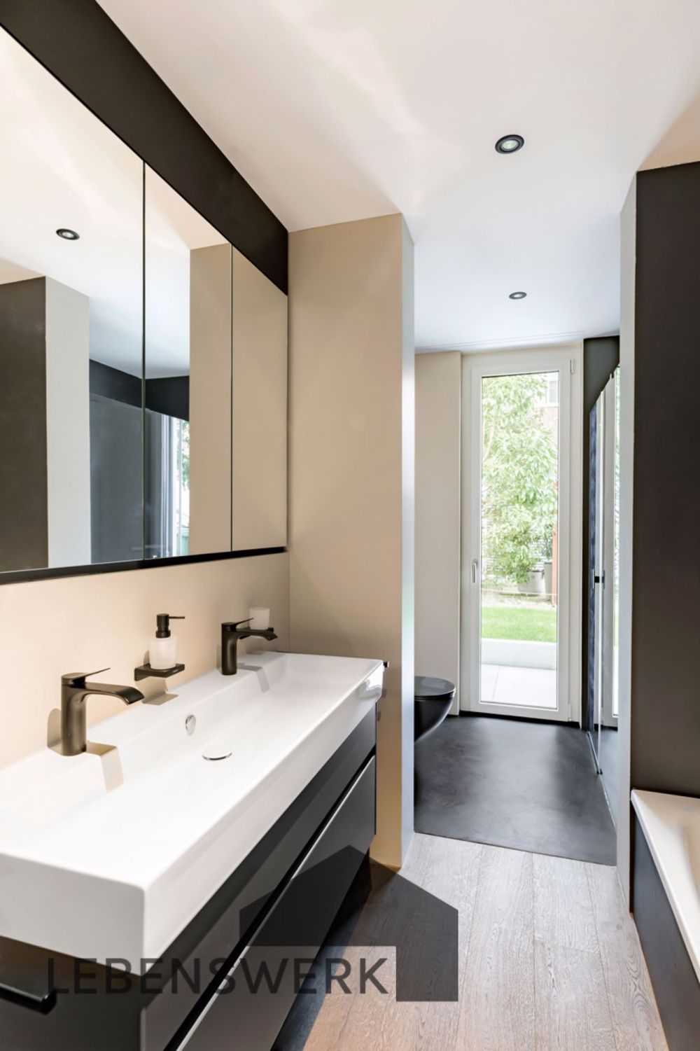 SEE YOU in Deinem neuen Zuhause. Neues Doppel EFH in Mammern - Bad mit Stil zeitlos schön mit Zugang ins Freie. Badewanne, Doppellavabo und begehbare Dusche