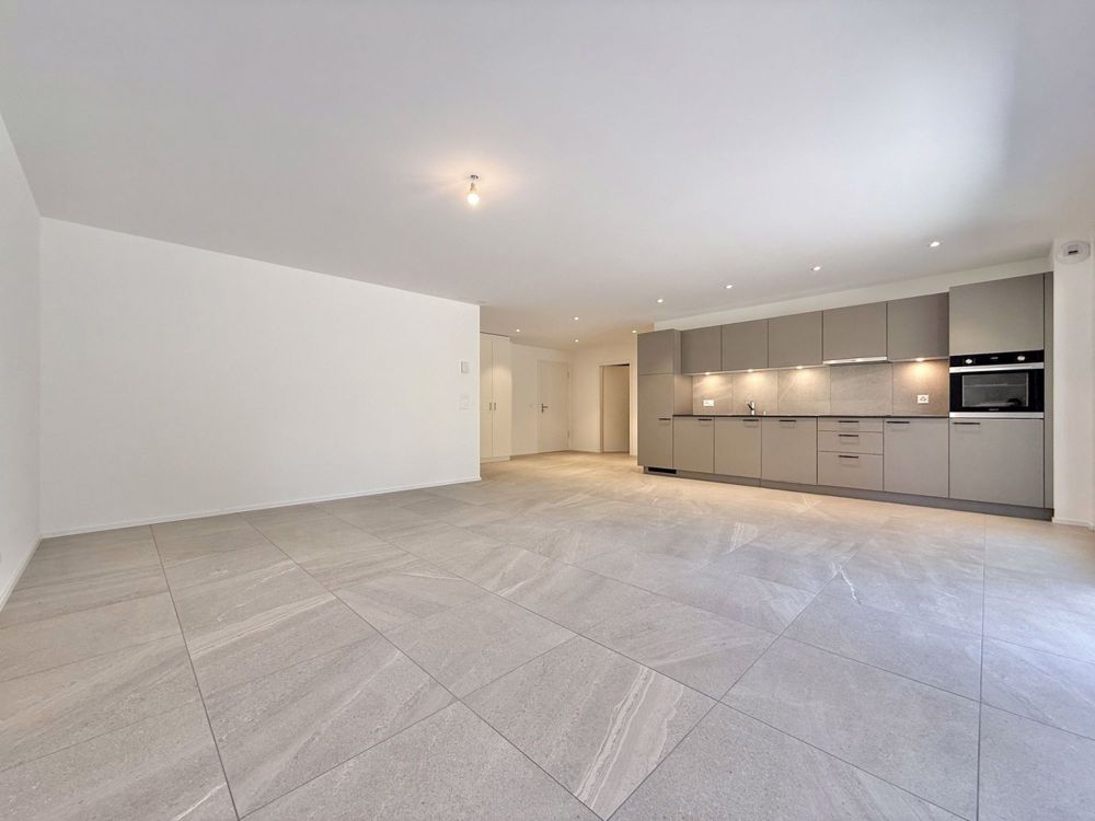 Superbe appartement neuf de 2.5 pièces avec terrasse et jardin privé - Cuisine / salon