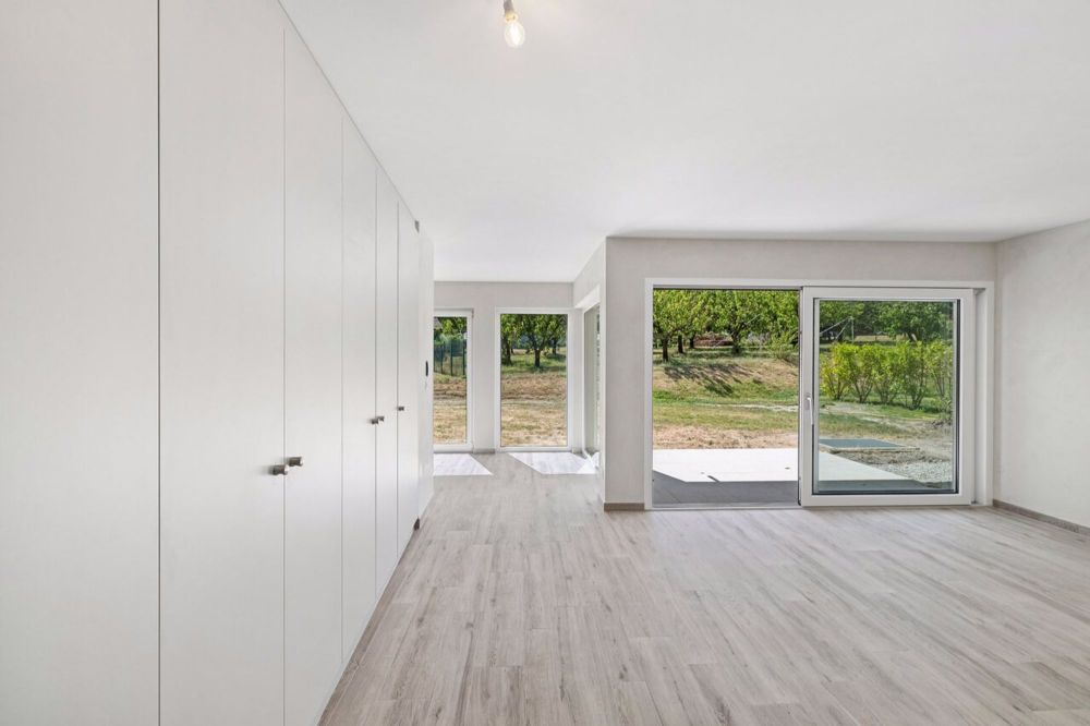 Appartement neuf de 2.5 pièces avec grand jardin et terrasses - Séjour / Aufenthalt / Living room