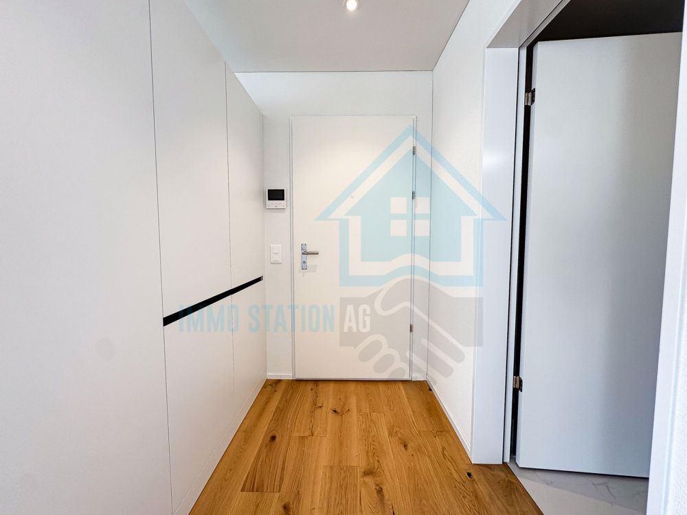 Exklusive 3.5-Zimmer-Neubau Gartenwohnung - modern, hell und zentral - Entrée mit Garderobe (Praktische Musterbilder - komplett mit Fliesen versehen)