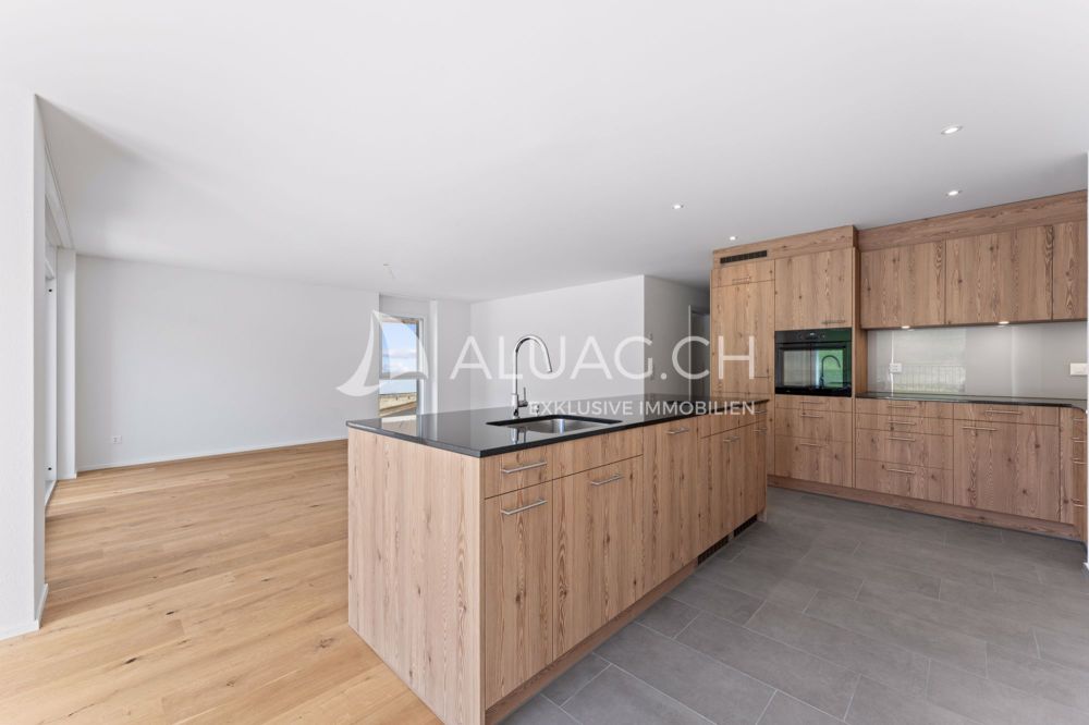 NEUBAU HIGHLIGHT - 4.5 ZIMMER MIT BALKON - Die offene Küche mit Kochinsel bietet reichlich Platz zum gemeinsamen Kochen und Geniessen