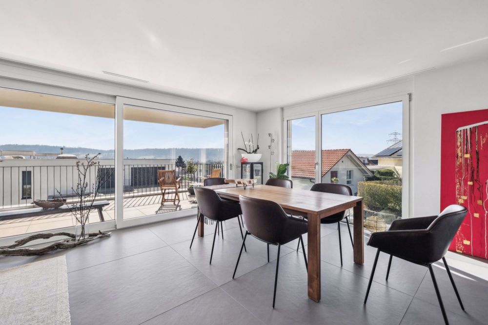 Neuwertige luxuriöse Wohnung - Esszimmer mit Ausgang zur gedeckten Hauptterasse