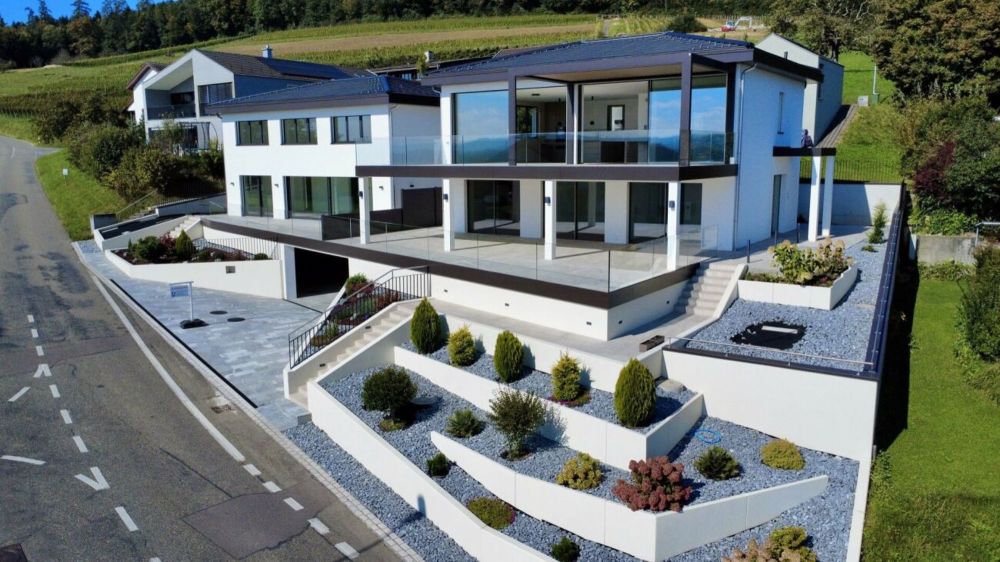 Traumhaus mit moderner Technik, Solaranlage und spektakulärer Terrasse mit Bergblick - Bild 1