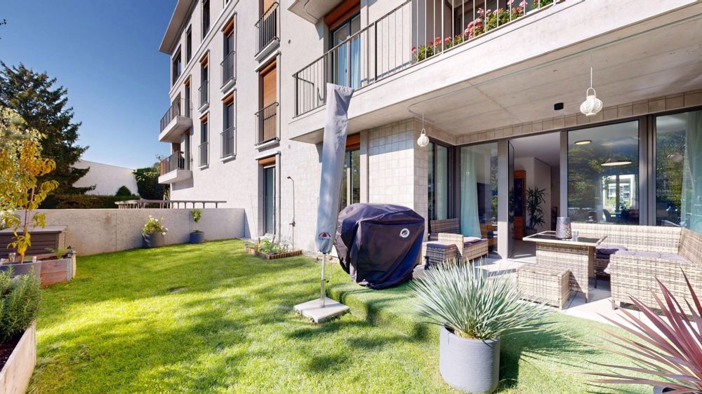 Moderne 3.5-Zimmer-Gartenwohnung mit Einstellhallenplatz - Sitzplatz / Garten