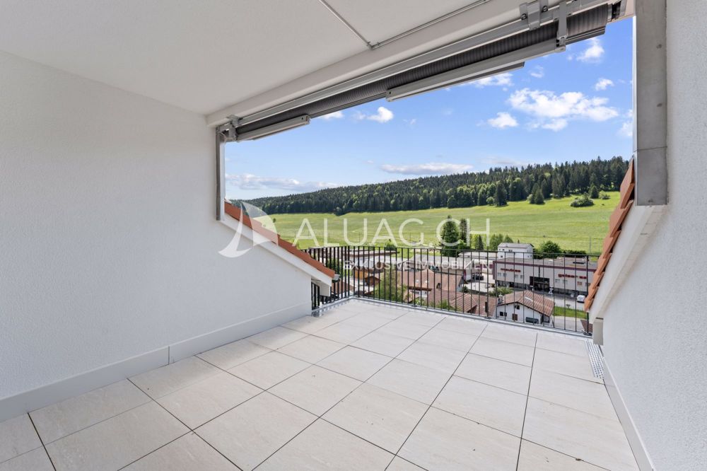 ELEGANTE 4.5 ZIMMER MIT NATURBLICK - Vom Wohnbereich gelangt man direkt auf den grosszügigen Balkon mit herrlichem Ausblick ins Grüne