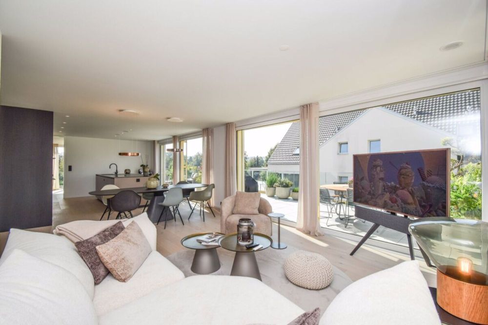 Luxuriöse 4.5-Zimmer-Attikawohnung mit idyllischem Blick ins Grüne - Wohn- und Essbereich