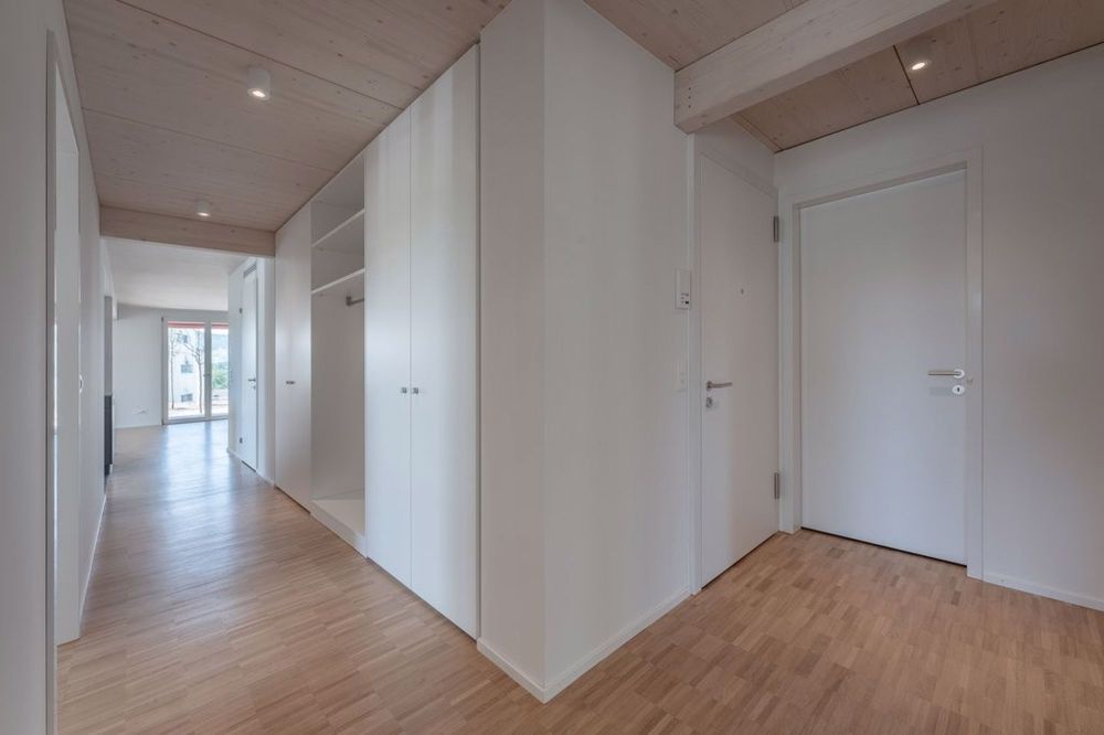Grosszügige Wohnung mit Gartensitzplatz zu vermieten! - Korridor