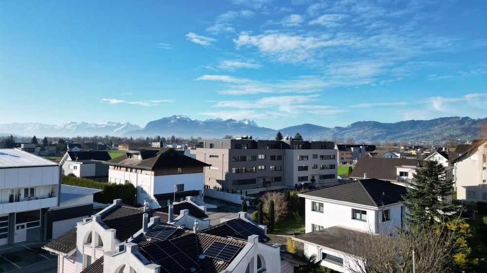 Weitsicht aus sonniger 3.5 Zimmer Attika Wohnung mit Dachterrasse - Bild 8