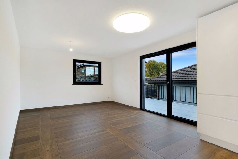 Neuwertiges Doppeleinfamilienhaus mit Einliegerwohnung und grossem Carport - Bild 4