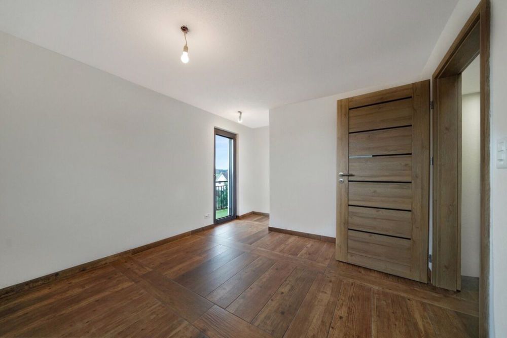 Neuwertiges Doppeleinfamilienhaus mit Einliegerwohnung und grossem Carport - Bild 8