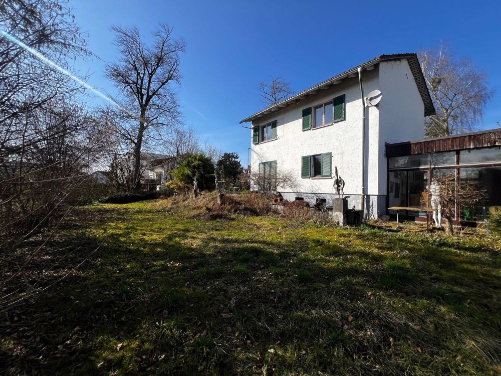 Entwicklungsfähiges Einfamilienhaus mit grossem Grundstück in Dübendorf - Bild 1