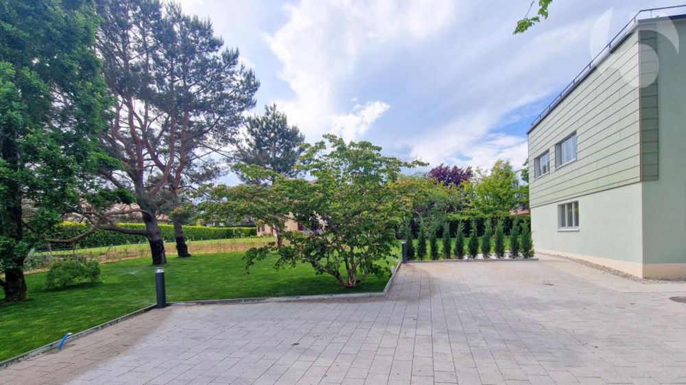 Prächtige 3,5-Zimmer-Wohnung im Erdgeschoss einer Architekten-Villa mit privatem Garten (Rasenmäher-Roboter, automatische Bewässerung) und Bahnhof LEB vor Ort. - Parcelle magnifiquement arborisée. Avec 3 terrasses et chemin dallé faisant le tour de la propriété. Grande privacité et intimité dans le Jardin. Avec 2 places de parc.