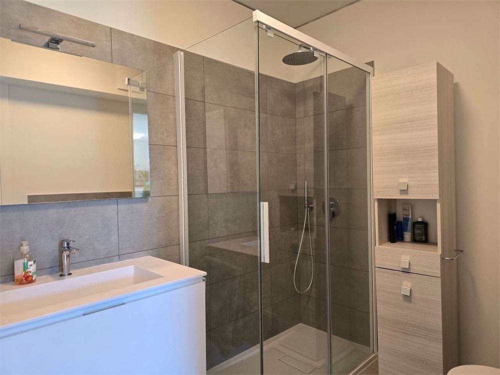 Neue 2.5-Zimmer-Wohnung mit großer Terrasse, eigener Waschküche und Parkplatz - Bild 4