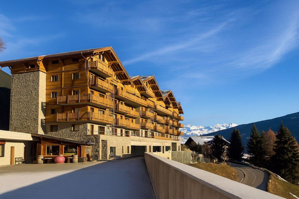 Appartement avec services hôteliers ski-in ski-out - 20250708_1431_Chalet Montagnard Ensoleillé_remix_01jzn043n8eyeamm3sj569xnjz.png