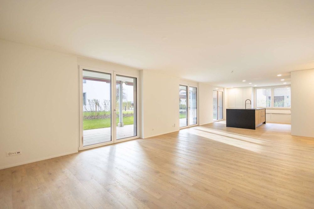 RESERVIERT: Traumhafte 6.5 Zimmer-Gartenwohnung vereint moderne Eleganz und erstklassiger Komfort in Volketswil - Hier erwartet Sie ein grosses und Lichtdurchflutetes Wohnzimmer