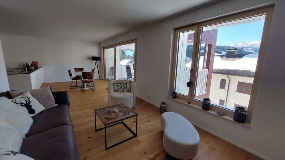 Wohnen und Erholen in Sörenberg "nur als Erstwohnsitz zulässig - Wohn- und Esszimmer mit grossen Fenstern