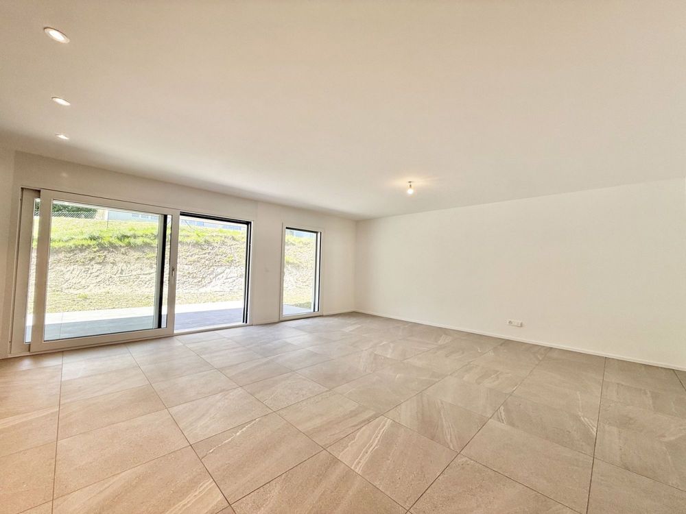 Superbe appartement neuf de 2.5 pièces avec terrasse et jardin privé - Salon - accès terrasse/jardin
