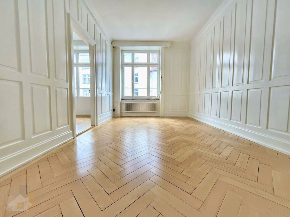 KOMPLETT RENOVIERTE ALTWOHNUNG MITTEN IM ZENTRUM AN BESTER LAGE - Wohnzimmer