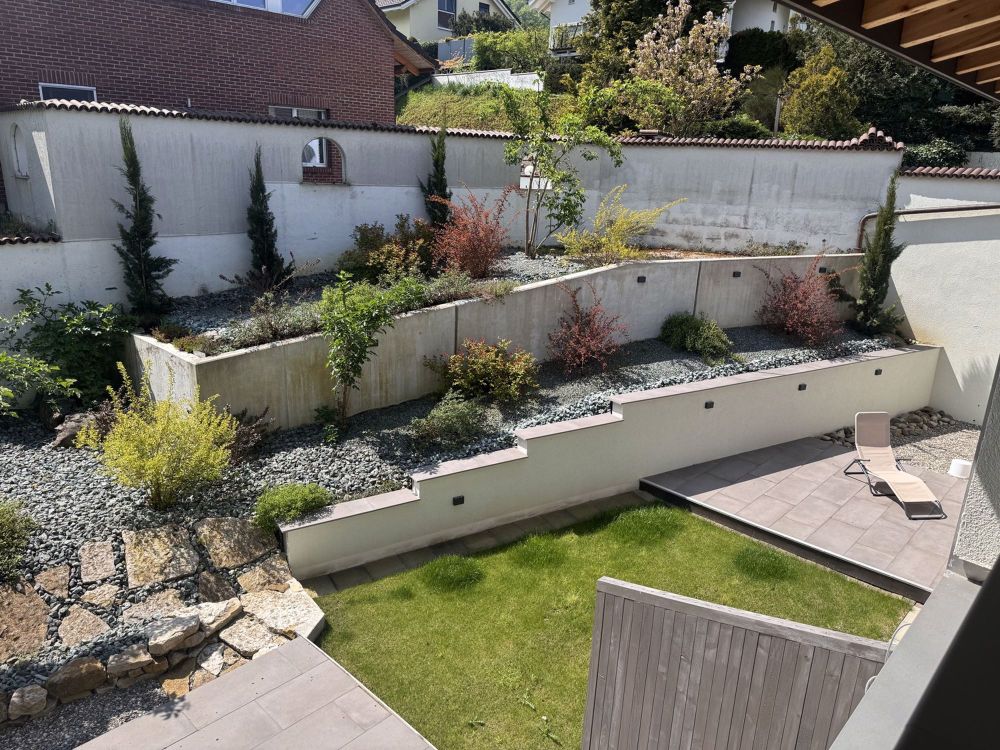 Modernes Wohnen mit Garten und Stil im Dorfkern von Arisdorf - Bild 2
