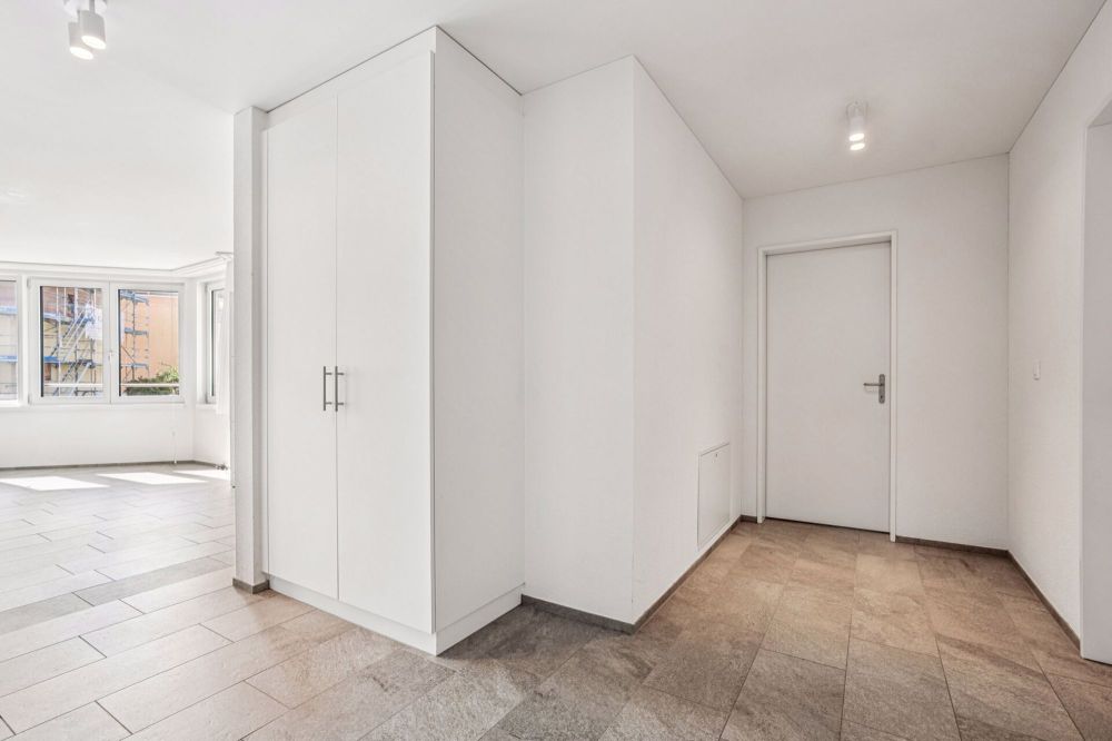 Neuwertige 3.5 Zimmer-Etagenwohnung mit eigenem Garten an zentraler Lage - Bild 2