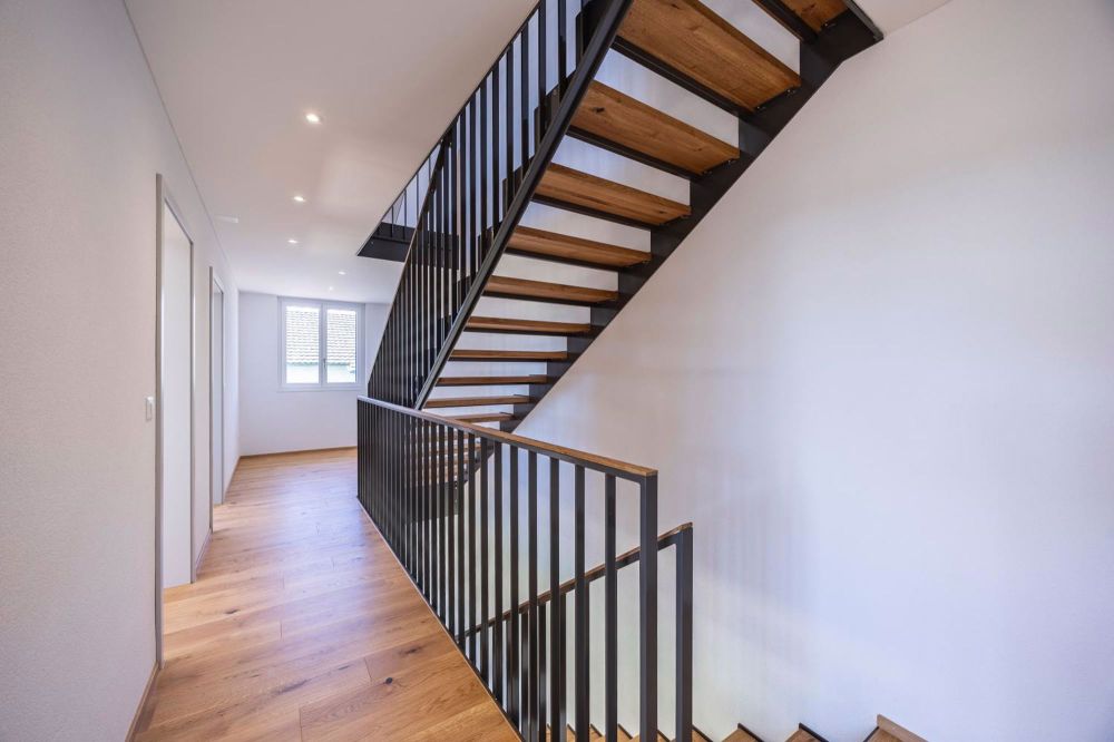 neues 6 - 7.5-Zi.-Einfamilienhaus an begehrter Lage - Moderne offene Treppe