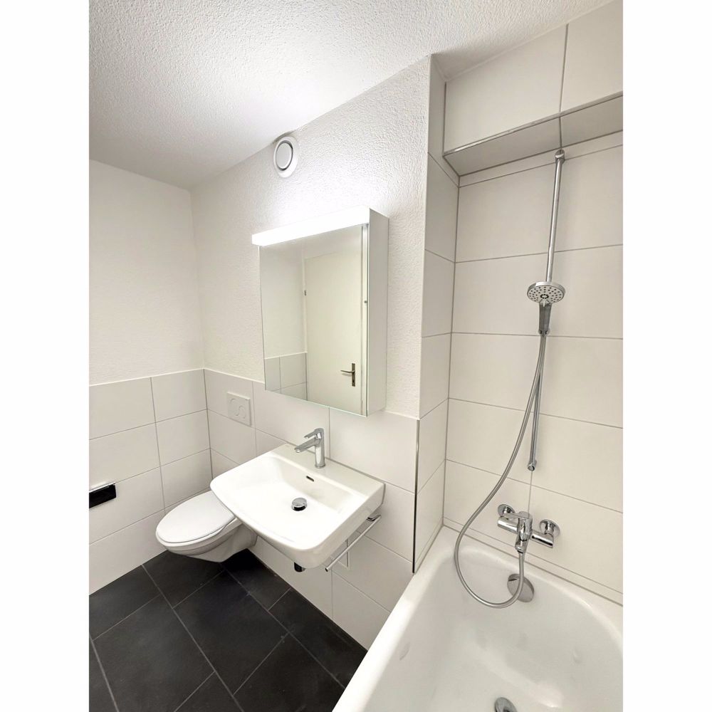 Erstvermietung nach Totalsanierung! 3.5-Zimmerwohnung sucht Mieter - Badezimmer II
