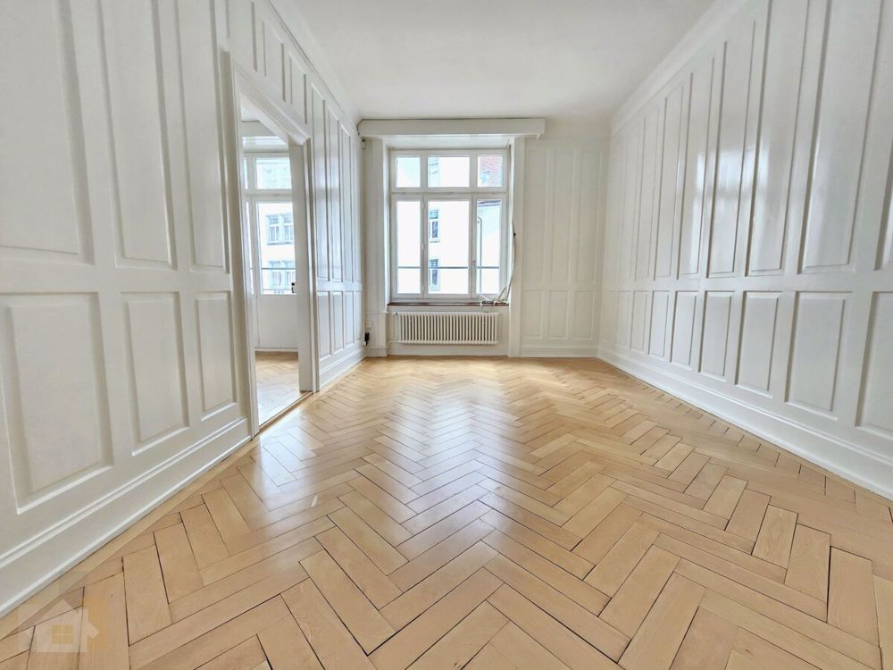 KOMPLETT RENOVIERTE ALTWOHNUNG MITTEN IM ZENTRUM AN BESTER LAGE - Wohnzimmer