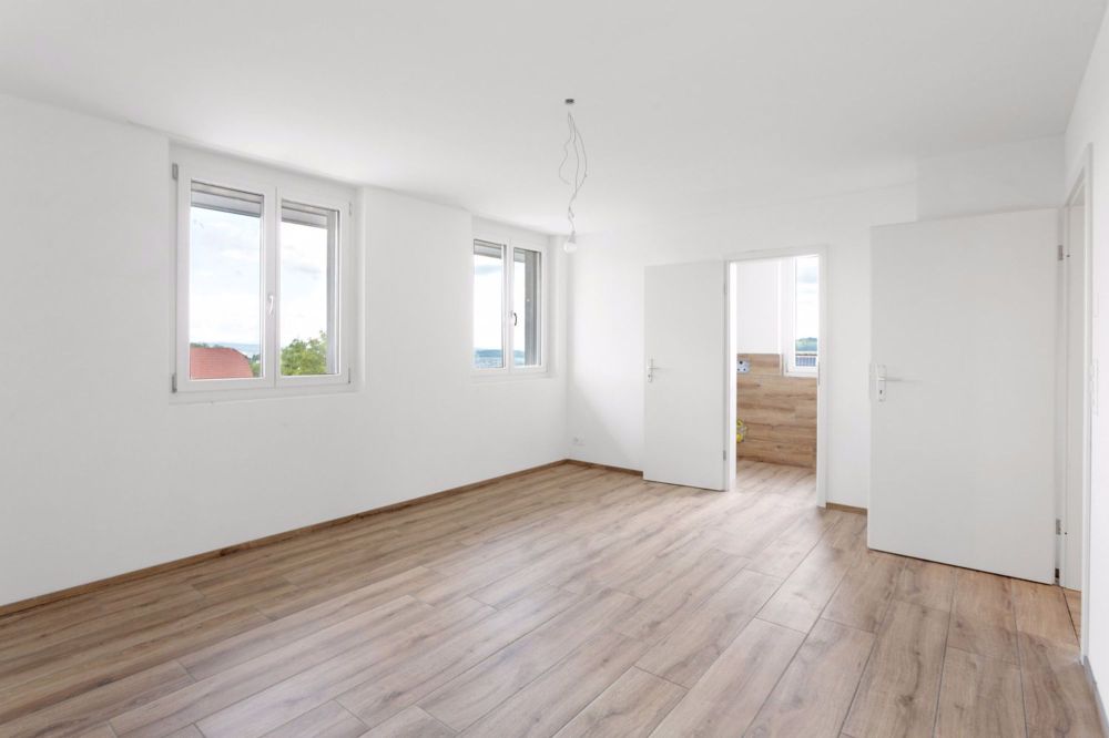 Modernes, brandneues Einfamilienhaus mit Aussicht - Schlafzimmer mit integriertem Bad