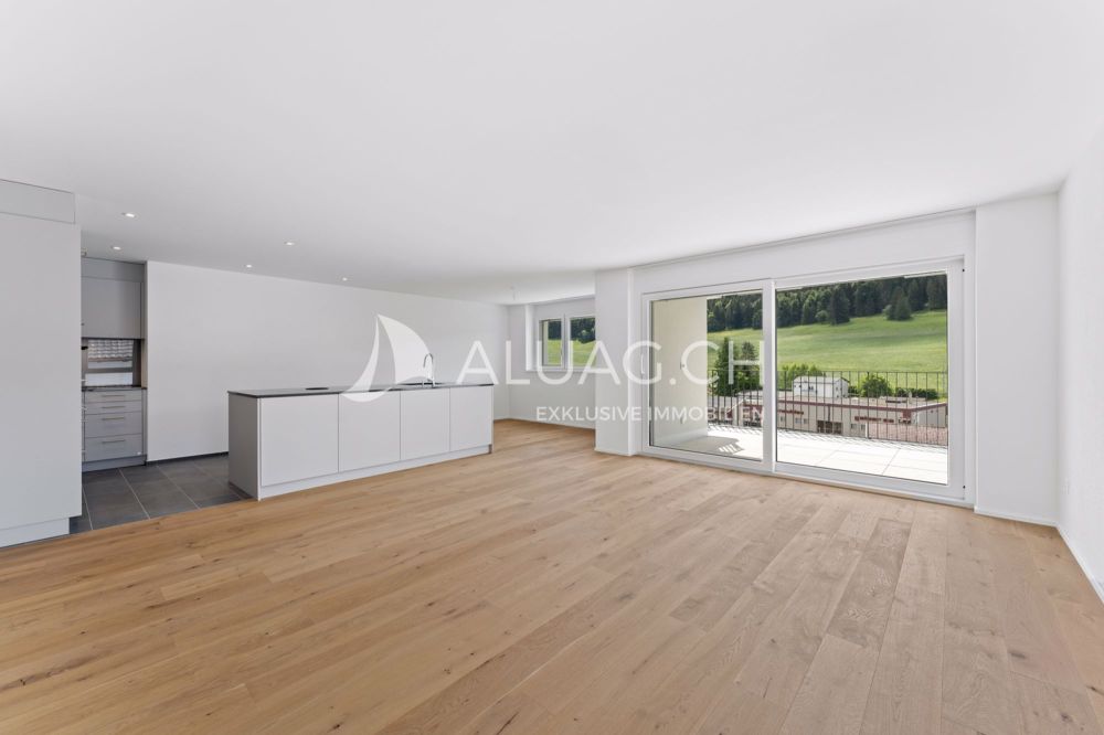 ATTRAKTIVE 4.5 ZIMMER IM JURAPARADIES - Lichtdurchfluteter Wohn- und Essbereich mit Fensterfront und direktem Zugang zum Balkon