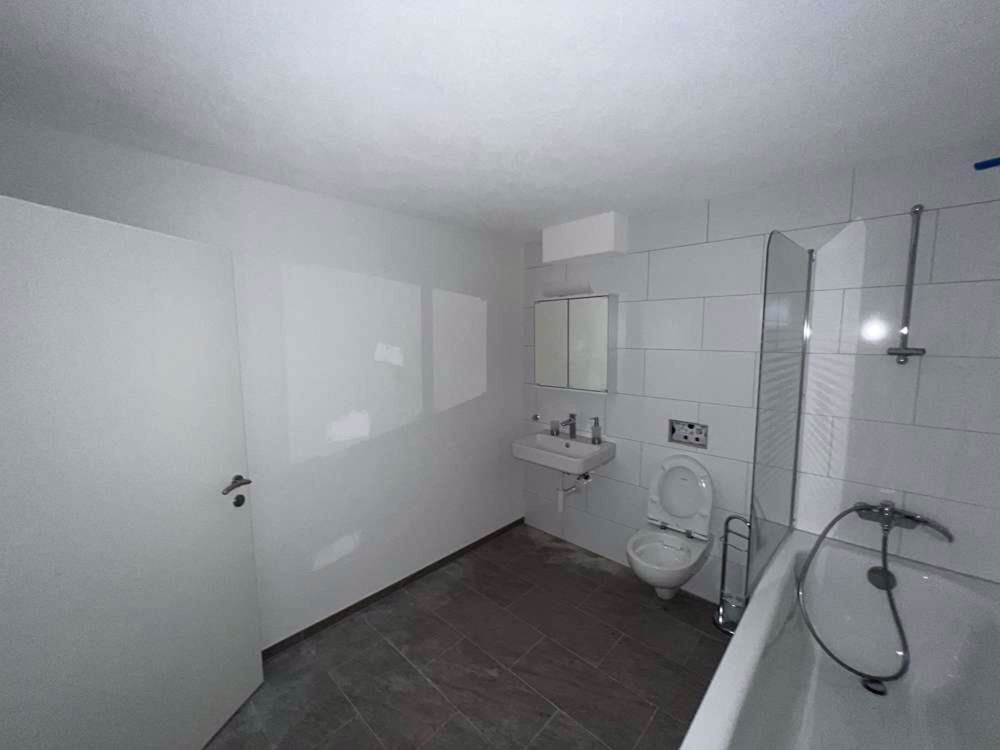 Erstvermietung nach Komplettsanierung – 2.5-Zimmer-Wohnung in Curaglia - Bild 1
