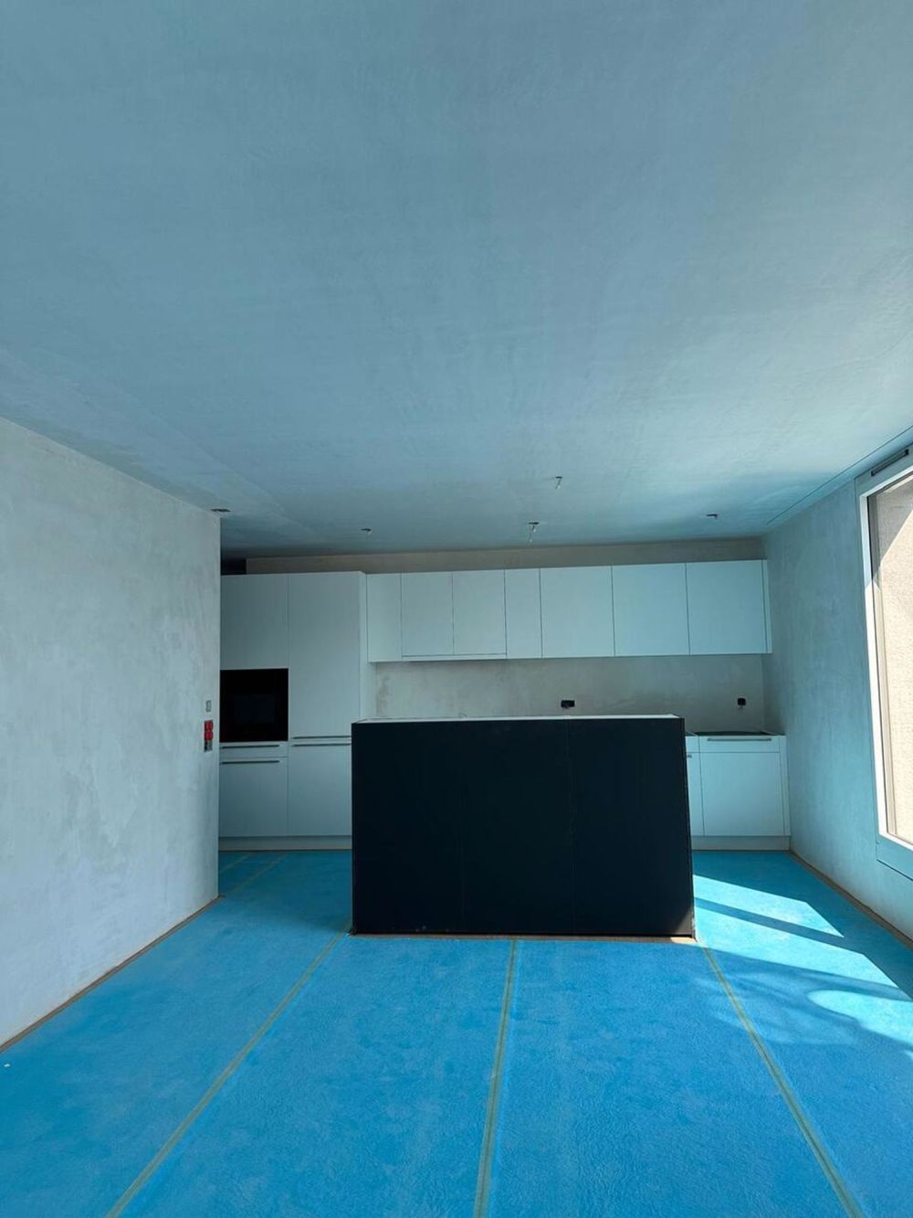 Die letzte helle 3.5-Zi-Wohnung mit Balkon und Top-Anbindung - Küche mit Kochinsel