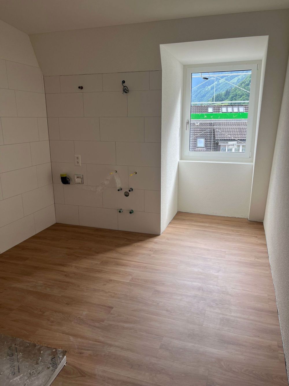 Erstvermietung nach Dachaufstockung - 2.5-Zimerwohnungen mit grosszügigem Reduit - Bild 3