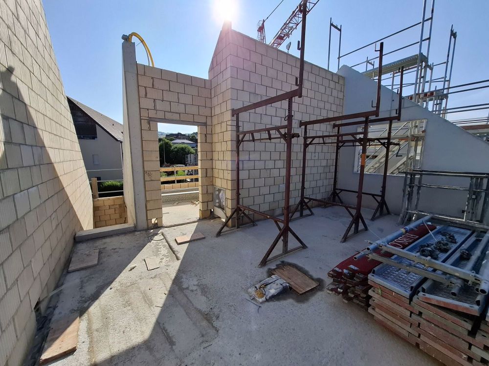 6 1/2-Zimmer-Doppeleinfamilienhaus mit nutzbarer Landfläche - Bild 2