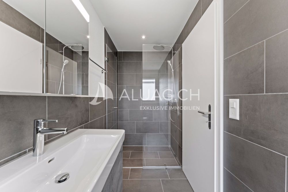 NEUE 4.5 ZIMMER MIT NATURANSCHLUSS - Moderne Nasszelle mit Regendusche und erstklassiger Ausstattung für maximalen Komfort