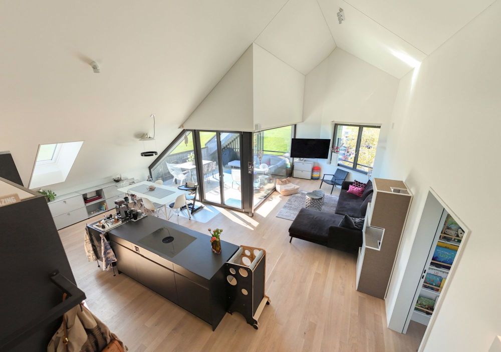 Modern - lichtdurchflutet - überdimensionale Raumhöhe /glücklich in 3 1/2 Zi. Dachwohnung - Bild 1