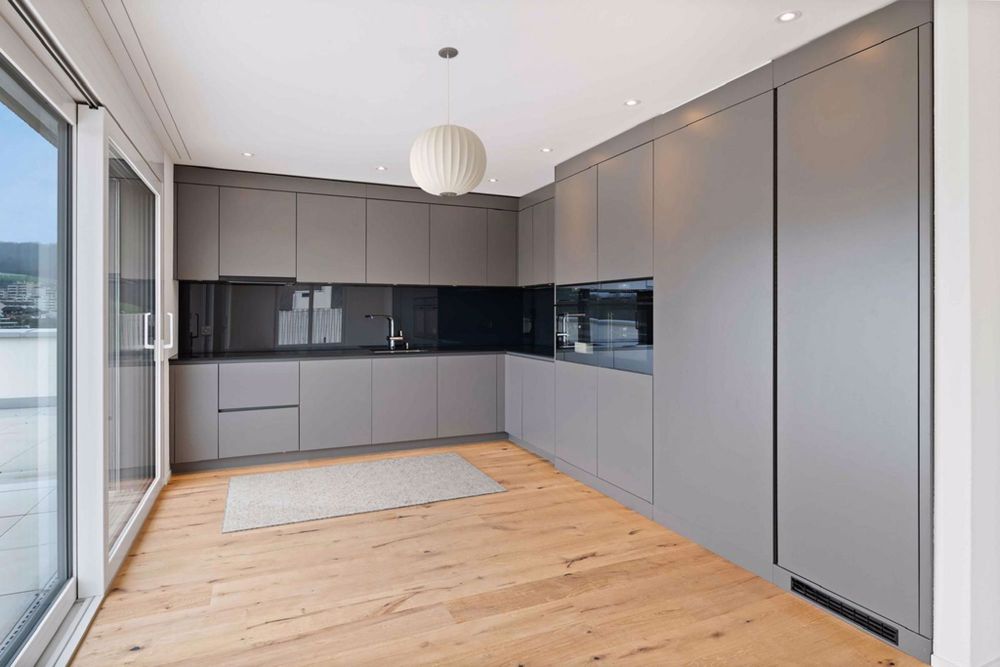 EXKLUSIVE ATTIKAWOHNUNG IN BADEN - NUR 30 MINUTEN BIS HB-ZÜRICH - 4.5_ZWG_Bahn_Kueche_Stage.jpeg