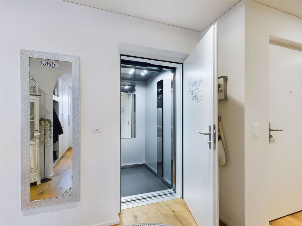 Neuwertige Attikawohnung mit 152 m² Terrasse, Privatlift und Whirlpool - Bild 8