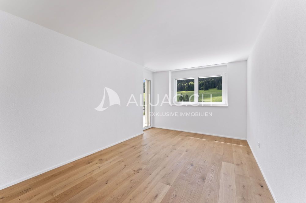 JURA LIVING - CHARMANTE 3.5 ZIMMERWOHUNG - Helles Zimmer mit freundlicher Atmosphäre und schönem Echtholzparkett