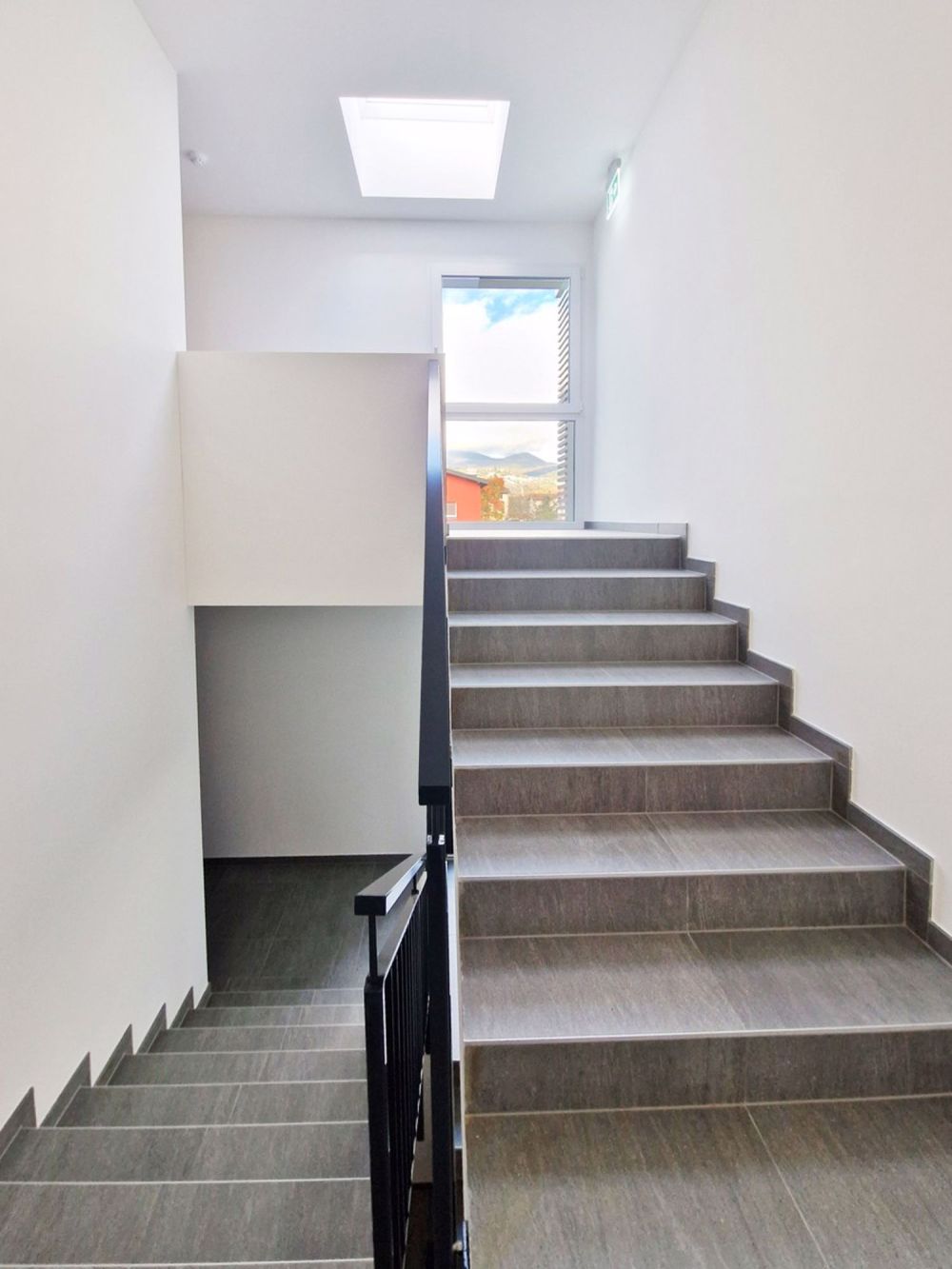 Neue moderne 3,5-Zimmer-Wohnung mit zwei überdachten Parkplätzen, sofort bezugsfertig. - Bild 8