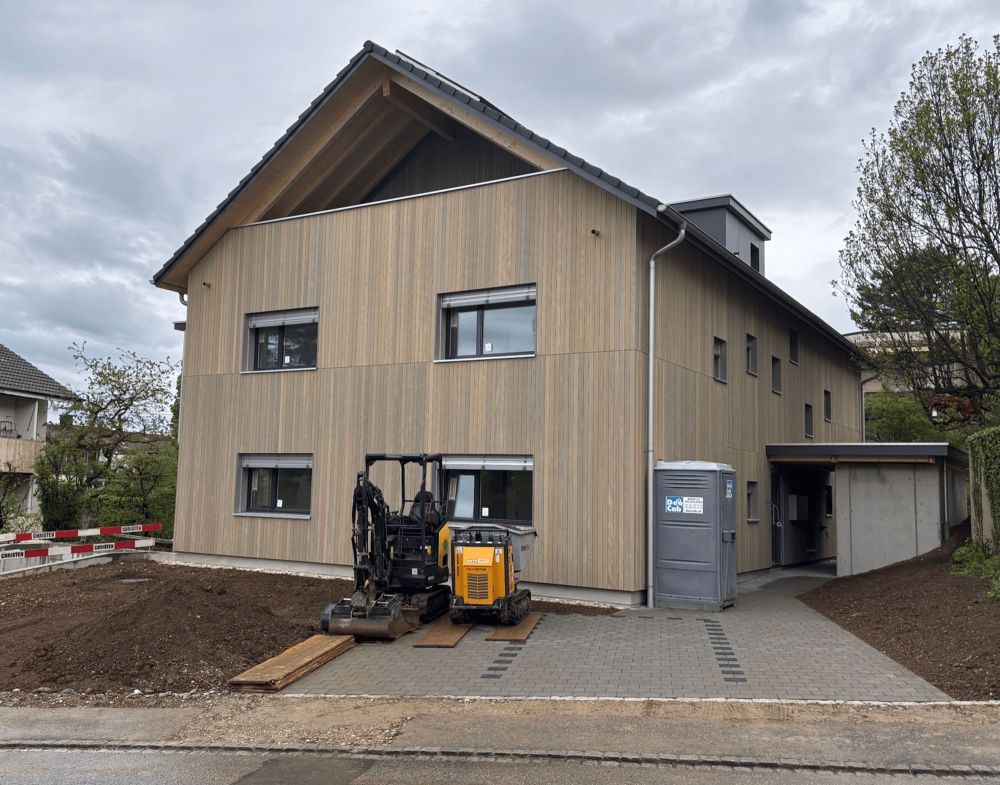 3.5-Zi.-Wohnung mit Hobbyraum in Holzbau-Wohlfühlhaus an zentraler Lage in Binningen - Bild 1