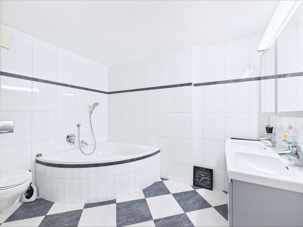 Grosse, helle 4.5-Zimmer-Wohnung in familienfreundlicher Lage zu vermieten - Bild 8