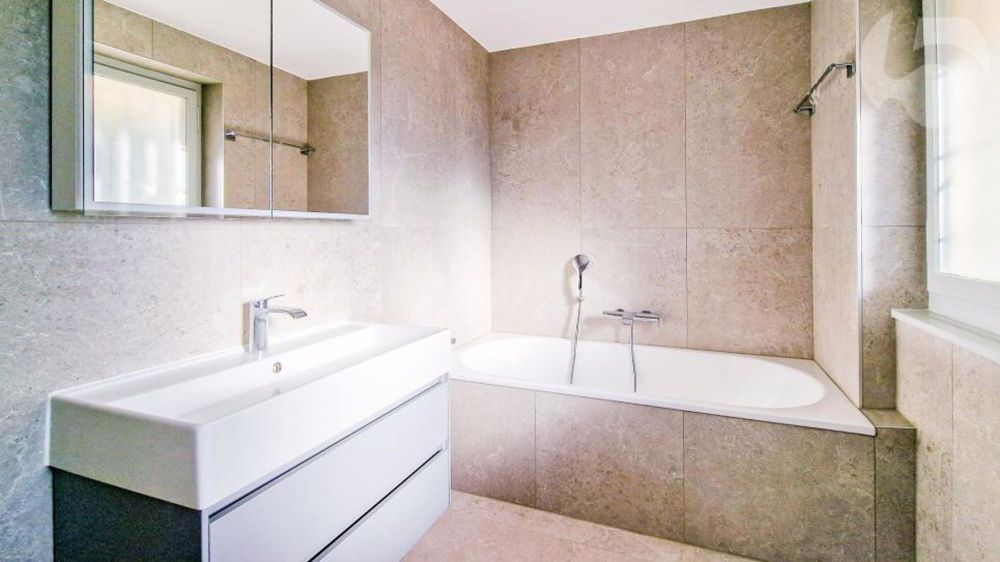 Prächtige 3,5-Zimmer-Wohnung im Erdgeschoss einer Architekten-Villa mit privatem Garten (Rasenmäher-Roboter, automatische Bewässerung) und Bahnhof LEB vor Ort. - Grande salle de bains