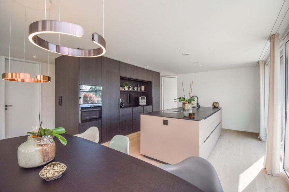 Luxuriöse 4.5-Zimmer-Attikawohnung mit idyllischem Blick ins Grüne - Küche