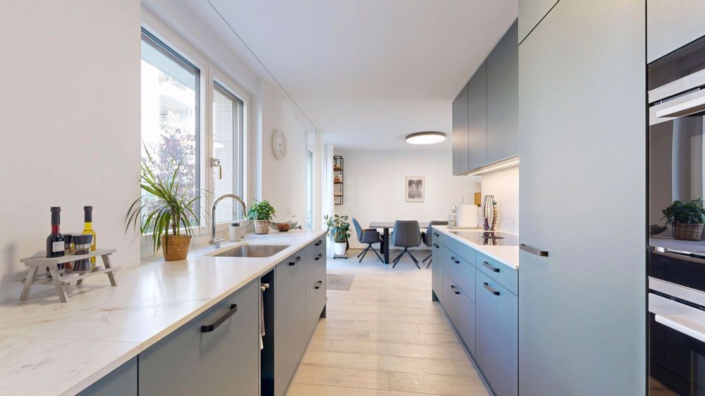 Moderne 3.5-Zimmer-Gartenwohnung mit Einstellhallenplatz - Küche