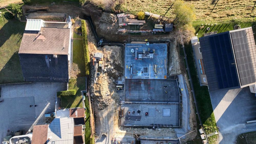 Natürlich Nachhaltig - Neue Ferienapartments an der Skipiste - 20241111_Baufortschritt_Vogelperspektive_Fundament_mit_Treppenhaus.jpg.jpeg