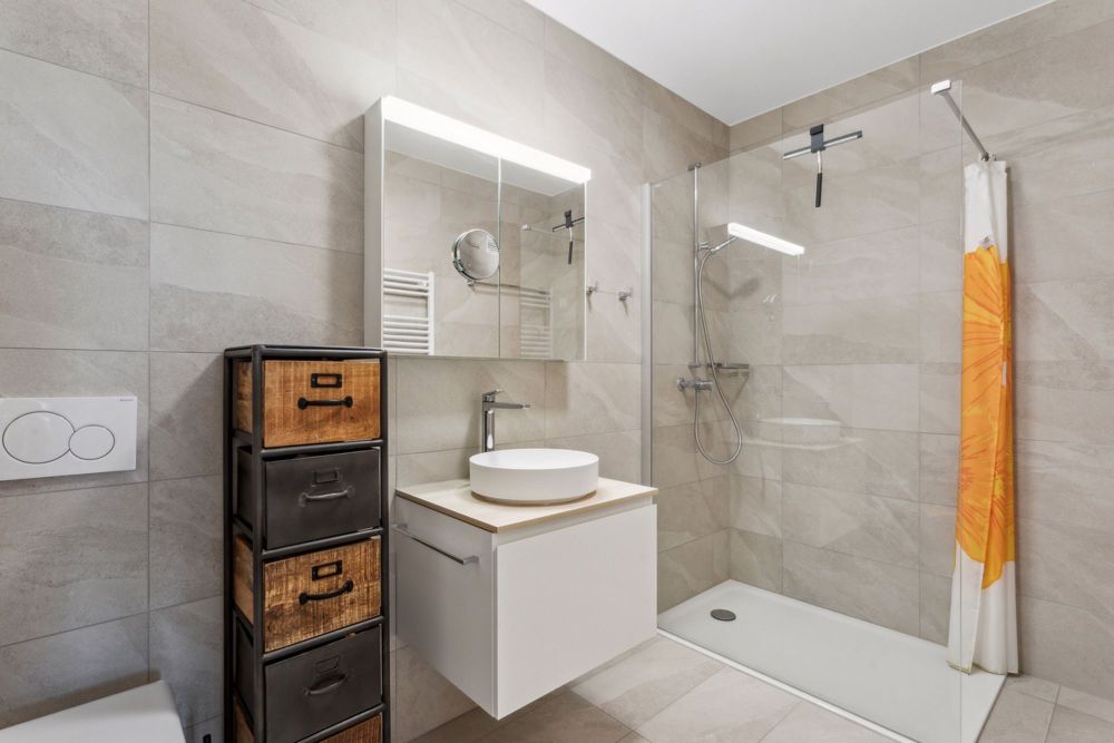 Magnifique appartement neuf avec vue imprenable sur le Jura - Salle de douche / Duschraum / Shower room