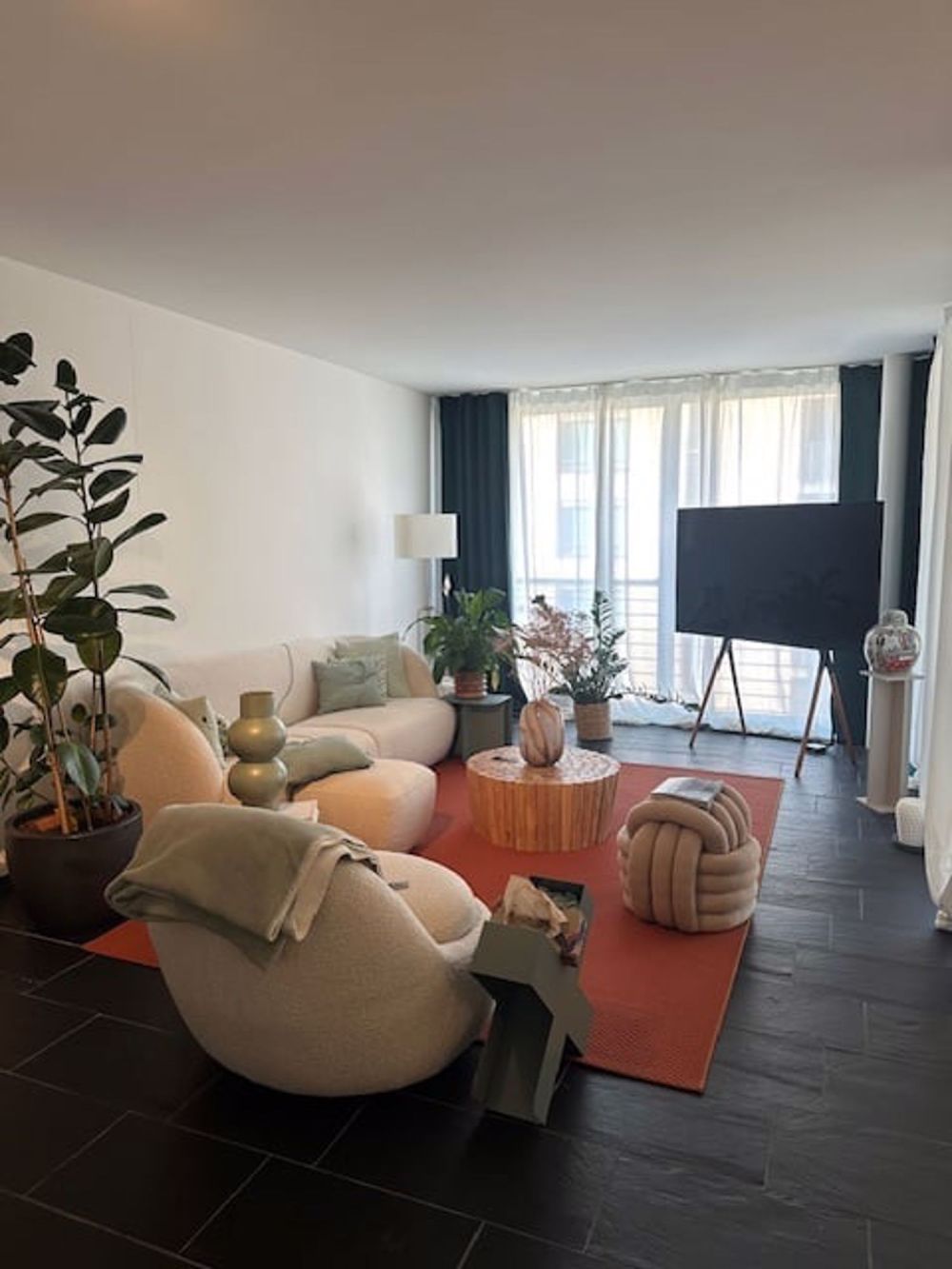 Moderne 2½-Zimmer-Wohnung mit ca. 85?m² und Tiefgaragenplatz – ruhig gelegen in Zürich Oerlikon - Bild 1